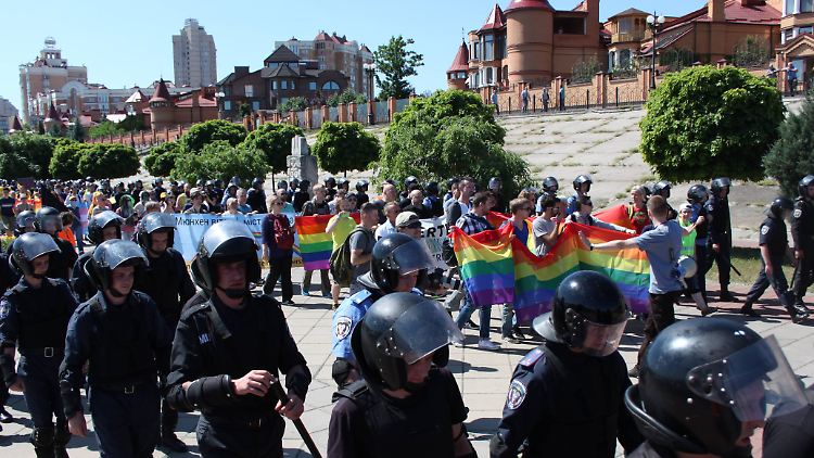 Die Polizei sicherte die Demonstration mit einem massiven Aufgebot. 