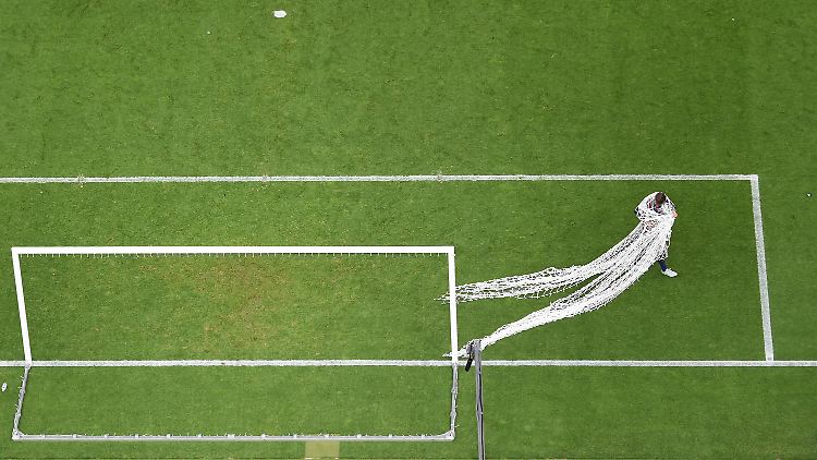 Piqué vom FC Barcelona sicherte sich in Berlin sein ganz eigenes Erinnerungsstück: Ein Tornetz. 