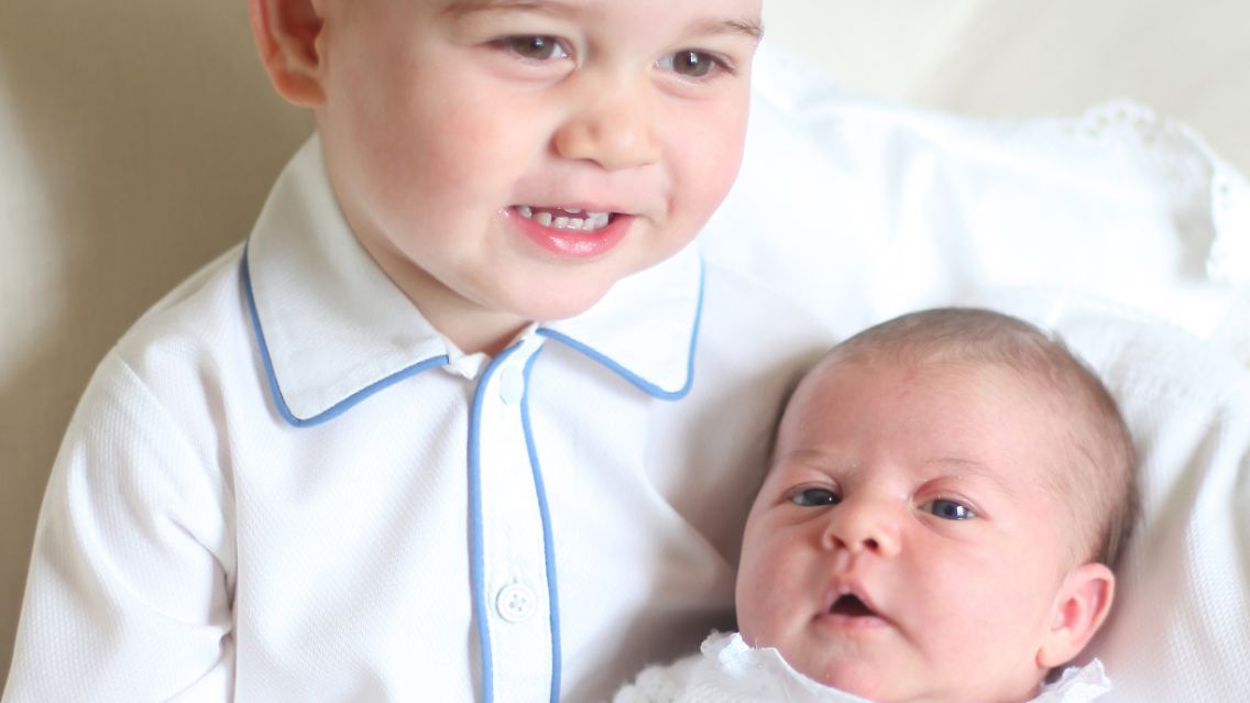 Der Kensington Palast veröffentlicht die Bilder über Twitter und schreibt dazu: "Prinz George und Prinzessin Charlotte zusammen zu Hause. #Willkommen in der Familie". Aufgenommen hatte das Bild die Mutter der beiden, Herzogen Kate. Da war Charlotte gerade zwei Wochen alt.
