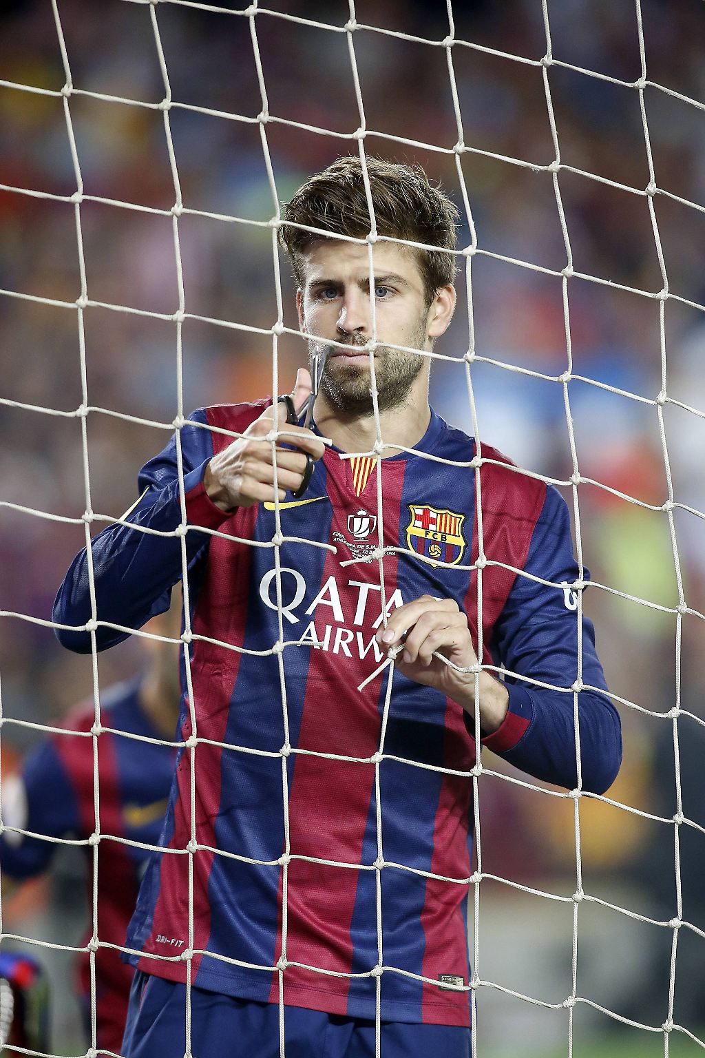 Es begann ganz harmlos. Während seine Kollegen feierten, hatte Gerard Piqué fix eine Schere zur Hand und schnibbelte drauflos.