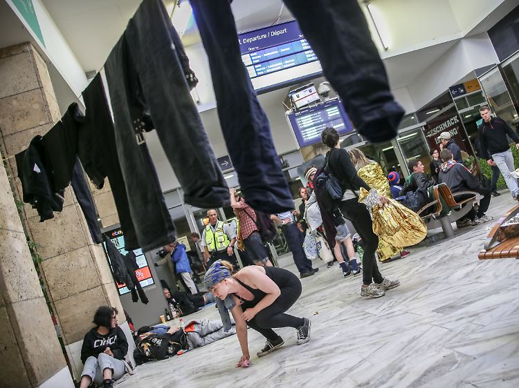 Für etliche Demonstranten wurde der Bahnhof von Garmisch-Partenkirchen zur Notunterkunft.