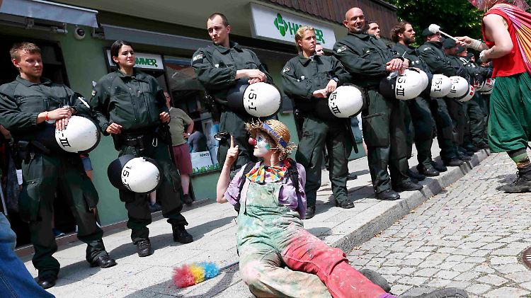 Polizisten und Demonstranten achteten genau aufeinander. Abgesehen von einem Zwischenfall verhielten sich beide Seiten rücksichtsvoll.