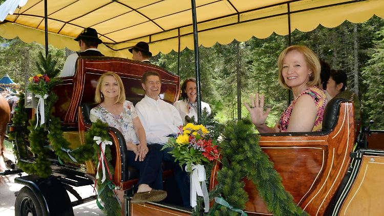 (v.l.) Malgorzata Tusk, Joachim Sauer,  Regine Pecorini-Kotsch, Laureen Harper und Akie Abe erkunden bei einer Kutschfahrt die bayerische Landschaft