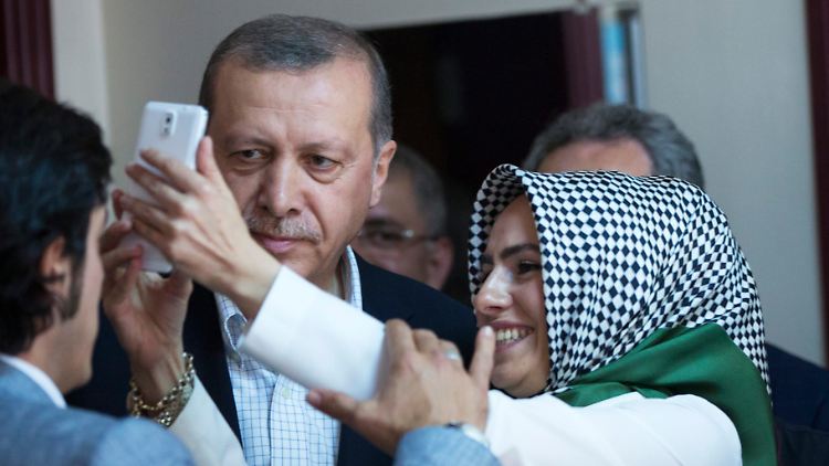 Selfie mit dem Idol vieler Wähler: Erdogan bei der Stimmabgabe