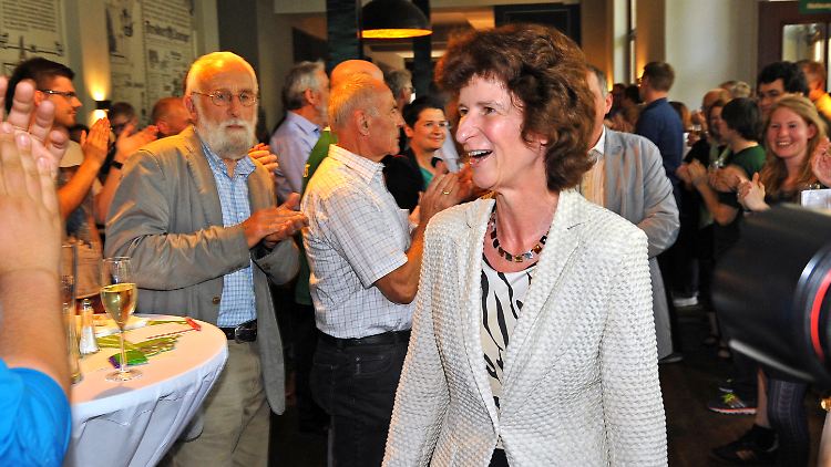 Sachsens Staatsministerin für Wissenschaft und Kunst, Eva-Maria Stange (SPD), freut sich.