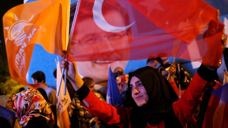 AKP-Anhänger feierten das Ergebnis von 41 Prozent. Allerdings muss die Partei nun einen Koalitionspartner finden.