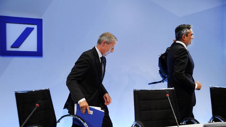 Wenn Vorstandschefs gehen, wie Jürgen Fitschen (l) und Anshu Jain, muss die Öffentlichkeit schnell informiert werden. 