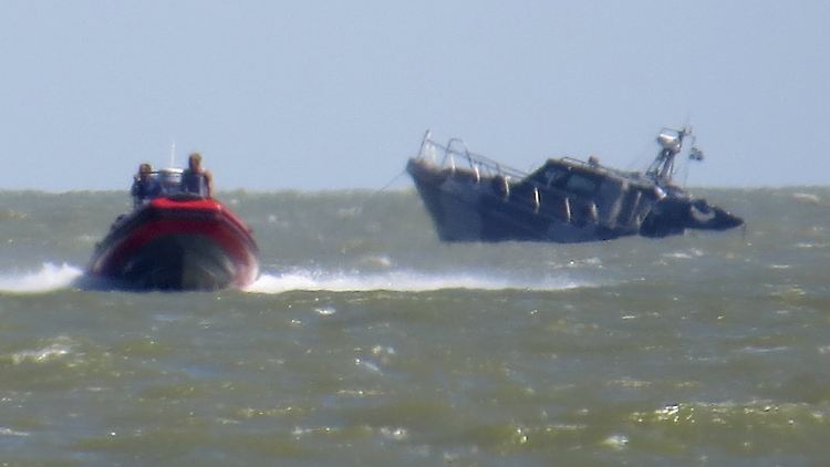 Bei der Explosion der Bombe schlug das Boot leck und versank.