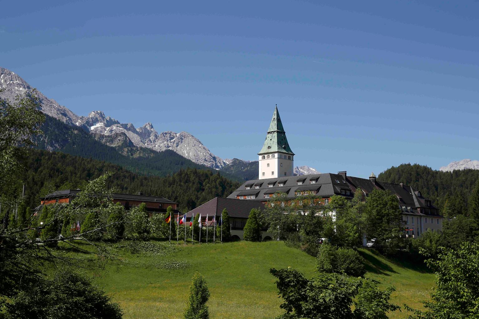 Pünktlich zum G7-Gipfel zeigt sich das Bundesland Bayern von seiner besten Seite. Über dem abgeschirmten Tagungsort Schloss Elmau strahlt die Sonne ...