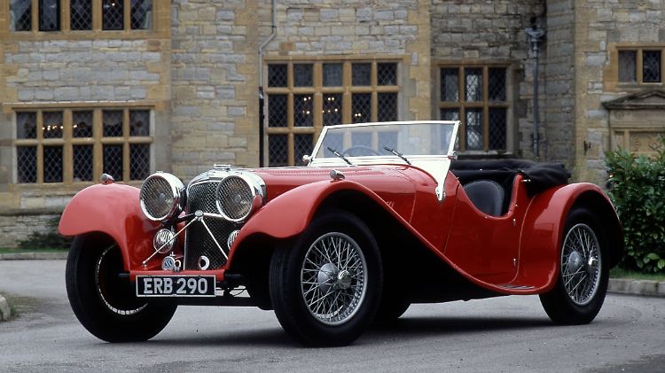 Der erste eigenständige Sportwagen von Swallow, der SS 90, wird mit 2,7-Liter-Sechszylinder-Motor am 22. März 1935 vorgestellt.