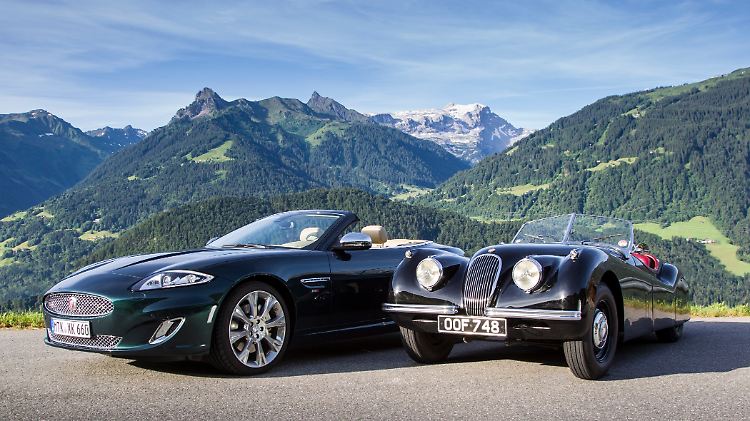 Der Jaguar XK 120 aus dem Jahr 1953 (r) trifft auf das Sondermodell Jaguar XK 66 von 2014.