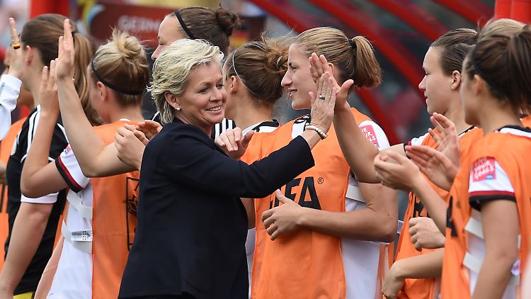 Geht doch: Silvia Neid feiert das erste Tor gegen die Elfenbeinküste.