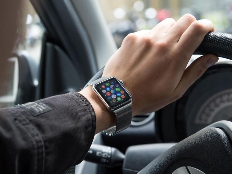 Längere Reaktionszeit, geringere Aufmerksamkeit: Die Smartwatch am Steuer kann Autofahrer ablenken.