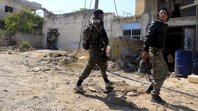 In der Provinz Idlib haben Rebellen die syrische Armee verdrängt. In der Nachbarprovinz Aleppo wird noch gekämpft - auch die Anti-IS-Allianz greift jetzt ein.