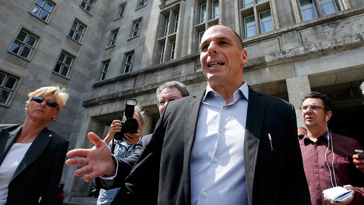 Selbstbewusst wie immer: Yanis Varoufakis vor dem Bundesfinanzministerium.
