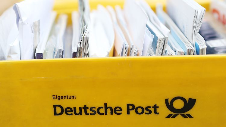 Postbox vor einer Postfiliale in Hamburg