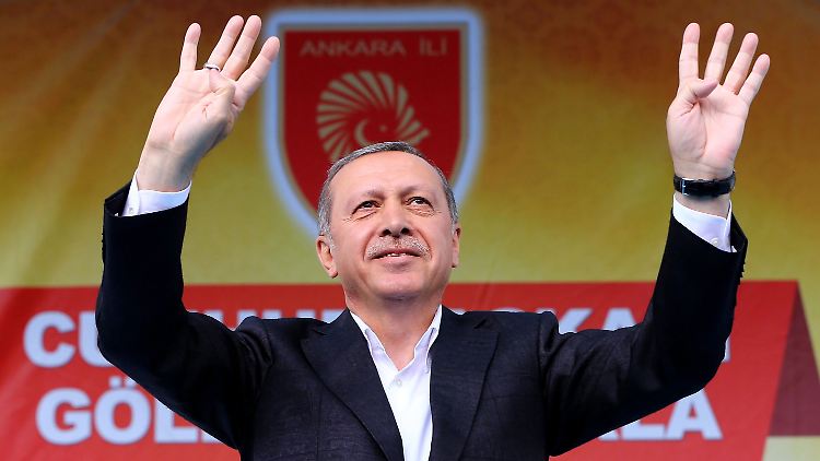 Erdoğan hat massiv in den Wahlkampf eingegriffen, obwohl die Verfassung dem Präsidenten das nicht gestattet.