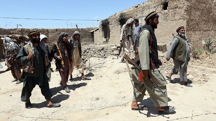Die afghanische Regierung setzt auf die Unterstützung lokaler Milizen, um sich gegen den Taliban-Vormarsch auf Kundus zu wehren.
