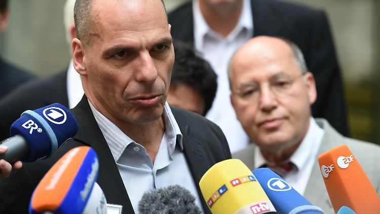 Yanis Varoufakis und Gregor Gysi im Innenhof des Jakob-Kaiser-Hauses in Berlin.