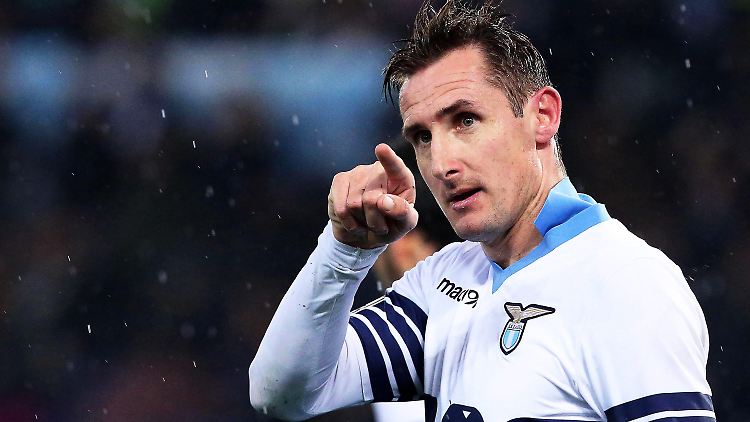 Miroslav Klose bleibt Lazio Rom noch mindestens eine Saison erhalten.