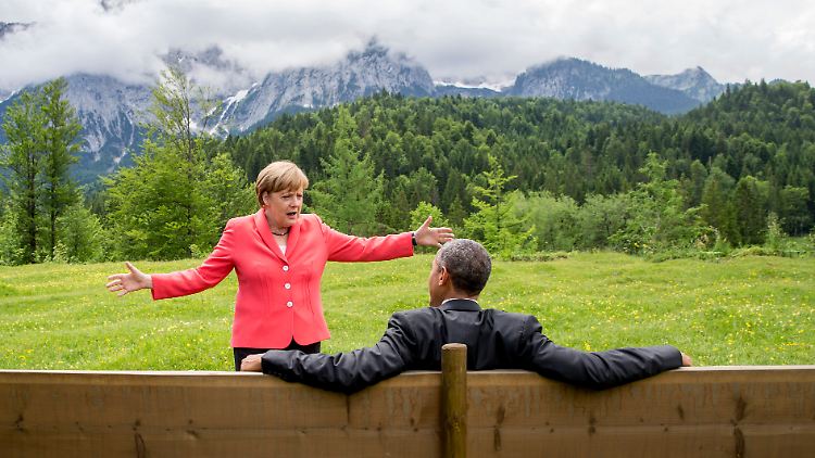 Malerische Aussichten: Merkel und Obama im Garten vor Schloss Elmau.