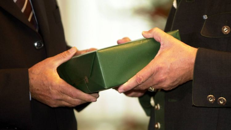 Die Annahme verweigern? Das wäre unhöflich. Bei teuren Geschenken aber manchmal die bessere Wahl. 