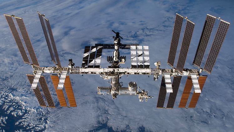 Die undatierte Aufnahme zeigt die Internationale Raumstation (ISS) mit dem angedockten europäischen Wissenschaftslabor Columbus (Mitte unten links) in der Erdumlaufbahn.