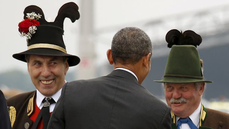US-Präsident Barack Obama muss allerhand Folklore über sich ergehen lassen.