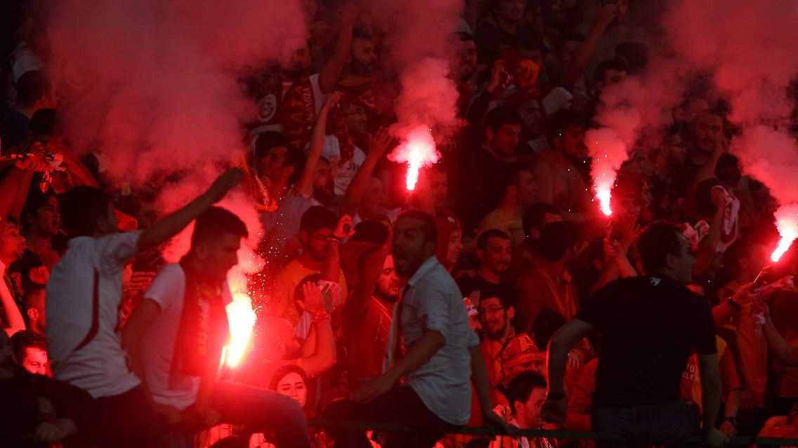 Habemus Pyro: Fans von Galatasaray Istanbul feiern nach dem Sieg gegen Bursaspor das Double.