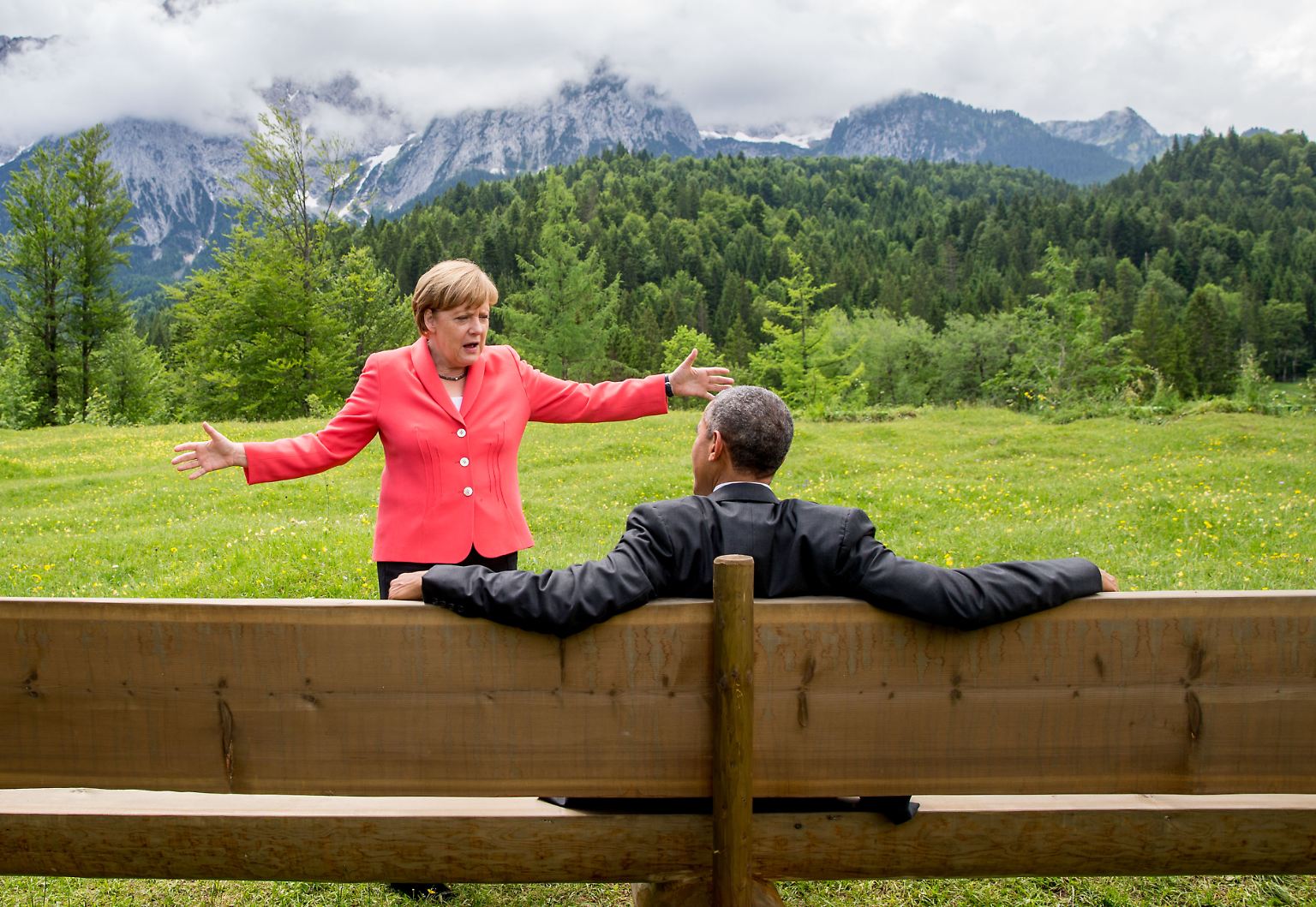 Was will die Kanzlerin dem US-Präsidenten auf diesem Foto sagen, das heute die Titelseiten vieler Zeitungen ziert? Auch das Internet stellt darüber Spekulationen an.