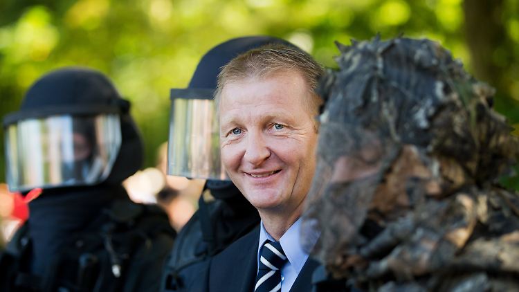 Personenschützer bewachen Innenminister Ralf Jäger rund um die Uhr - auch wenn sicher nicht so erkennbar wie auf diesem Foto.