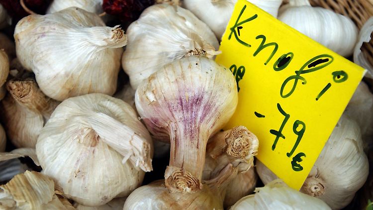Knoblauch senkt das Risiko für Herzerkrankungen durch Bluthochdruck: Seine Inhaltsstoffe werden von roten Blutzellen in Schwefelwasserstoff umgewandelt. Dieser entspannt die Blutgefäße und verbessert dadurch die Blutzirkulation im Körper.