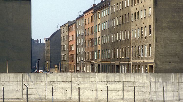 Berlin vor 29 Jahren. Die Folgen der Deutschen Teilung belasten die ostdeutschen Bundesländer noch immer.