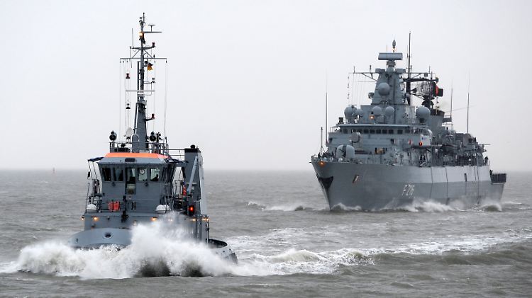 Fregatte "Schleswig-Holstein" (r.) und Schlepper
