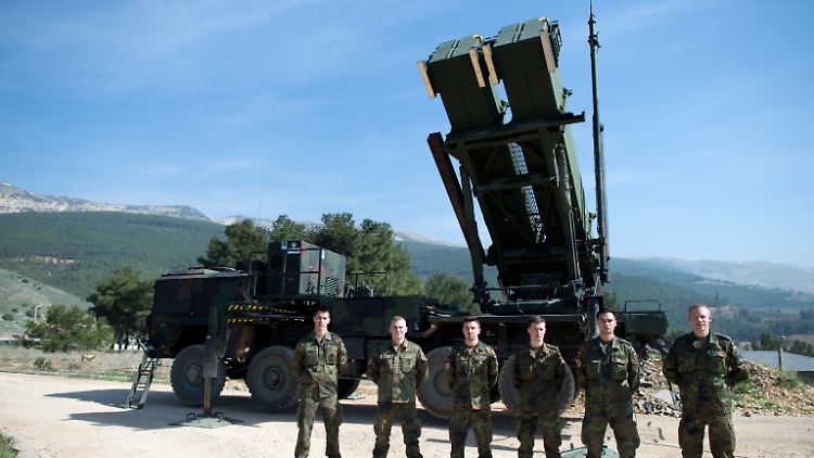 Meads soll sehr viel mehr können als das bewährtes System aus den USA: Bei Kahramanmaras verteidigen Bundeswehrsoldaten den Luftraum der Türkei mit ihren "Patriots" (Archivbild).
