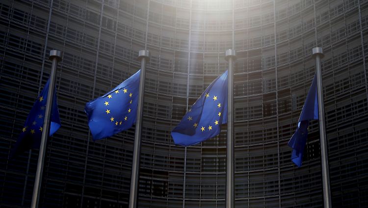 Europaflaggen vor dem Gebäude der EU-Kommission in Brüssel: Vor dem EU-Lateinamerika-Gipfel wollen die Sicherheitsexperten kein Risiko eingehen.