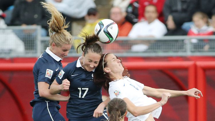 Zweite Halbzeit im Gruppenspiel der Gruppe F: Die englische Mittelfeldspielerin Jill Scott (Nr. 8) kämpft mit Amandine Henry (l.) and Gaetane Thiney (Nr. 17) um den Ball.