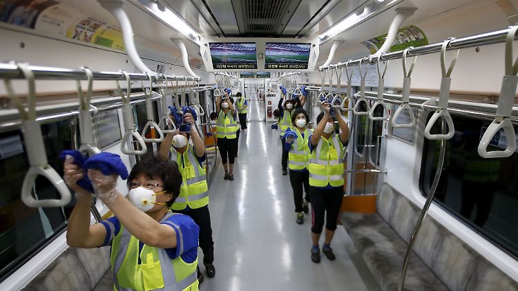 Mers-Ausbruch in Südkorea: In der U-Bahn von Seoul desinfizieren Mitarbeiter die Haltegriffe.