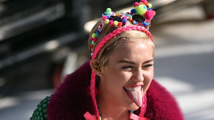 Schon mit 14 war Miley Cyrus klar, dass sie auch Gefühle für Frauen hat.