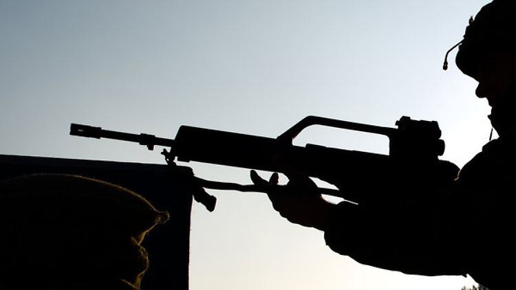 Ein Rekrut des Fernmeldebataillons 701 während einer Schießübung mit seinem Gewehr vom Typ Heckler & Koch G36