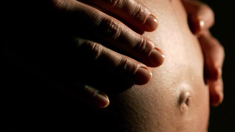 Weltweit wurden erst 35 Fälle von Frauen registriert, die dank früher entnommenen Eierstockgewebes schwanger wurden. 