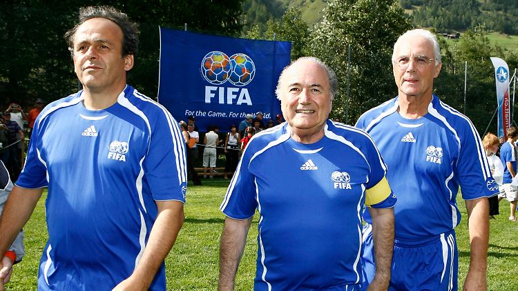 Franz Beckenbauer hat eine Kandidatur als Fifa-Präsident ausgeschlossen. Hier spielt Beckenbauer mit Fifa-Chef Blatter (m.) und Uefa-Chef Platini bei einem Charity-Turnier im Jahr 2007.