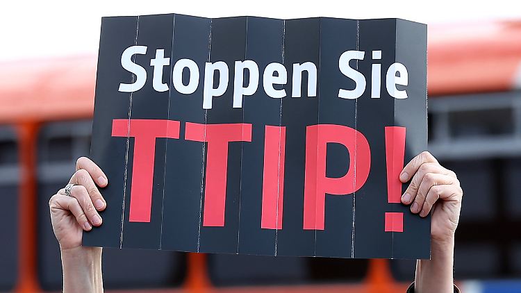 In Deutschland gibt es massive Proteste gegen das Freihandelsabkommen.