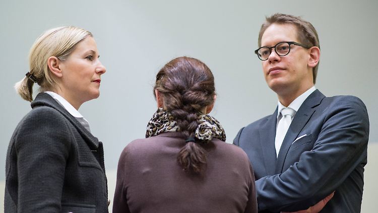 Die Angeklagte Beate Zschaepe steht zwischen ihren Anwaelten Anja Sturm und Wolfgang Heer.