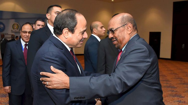 Ägyptens Präsident Al-Sisi (l.) mit seinem Kollegen aus dem Sudan All-Bashir (r.) vor dem Vertragsabschluss.