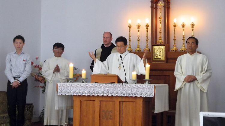 "Pater Francisco" - Geistlicher oder Funktionär im Priestergewand?