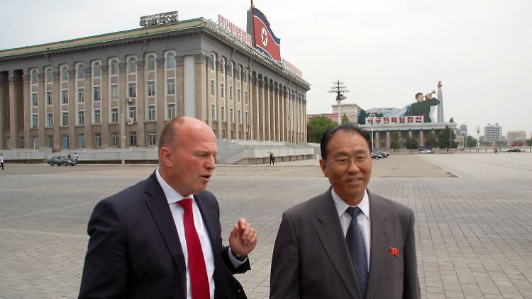 Hartmut Koschyk besucht mit dem Vizeaußenminister Kung Sok Ung den Kim-Il-Sung-Platz, im Hintergrund die Zentrale der Arbeiterpartei.