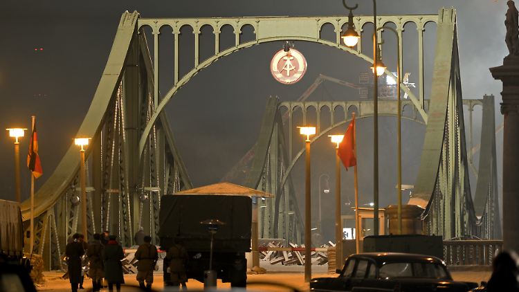 Das DDR-Wappen auf der mit nachgebauten Grenzkulissen aus dem Jahr 1962 dekorierten Glienicker Brücke in Potsdam.