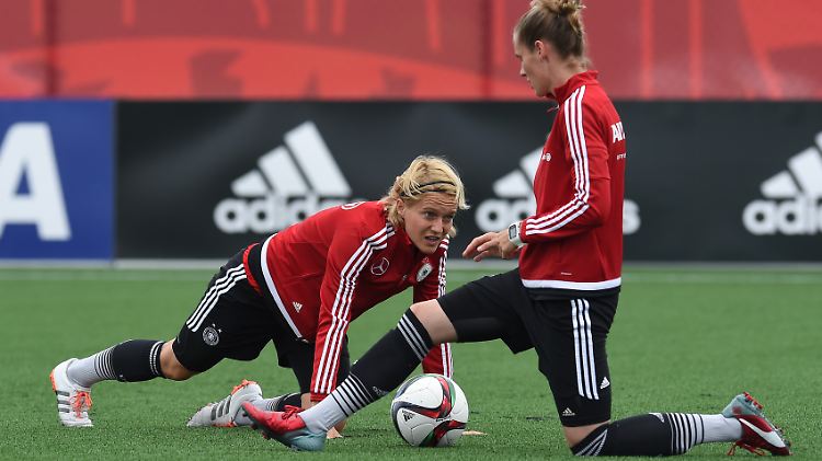 Sorgfältige Vorbereitung auf einen starken Gegner: Saskia Bartusiak (l.) und Simone Laudehr beim Training in Ottawa.