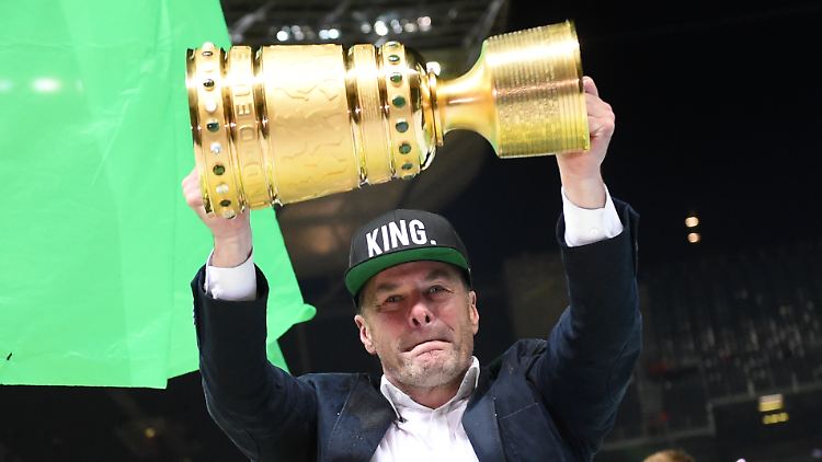 Wolfsburgs Trainer Hecking mit dem DFB-Pokal: Kann der VfL den Pott verteidigen?